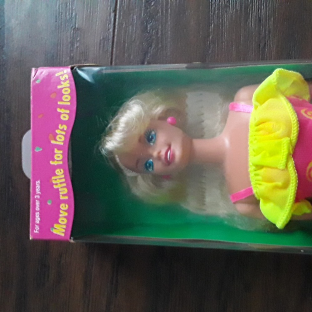 1994 Ruffle Fun Barbie - Picture 6 of 6